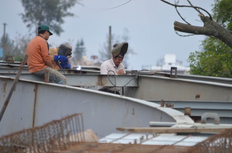 Trabajadores realizan tareas para concluir en su última etapa el Puente Ciclopeatonal en la Zona Universitaria, el cual contempla trasladar a más de 700 deportistas diariamente a la USBI, y población en general en el cruce de la Avenida Circuito Presidentes.