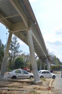 Trabajadores realizan tareas para concluir en su última etapa el Puente Ciclopeatonal en la Zona Universitaria, el cual contempla trasladar a más de 700 deportistas diariamente a la USBI, y población en general en el cruce de la Avenida Circuito Presidentes.