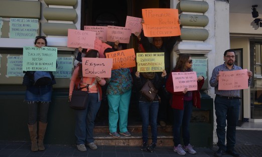 Una de las  manifestantes puso como ejemplo de los señalados a la Doctora Petra, quien es  directora de Ciencia Jurídicas de la UV y está dada de alta en COLVER de tiempo completo. Tanbién se citó a Chena (sic), quien trabaja en el  y tiene sueldo como investigador dentro del COLVER.  