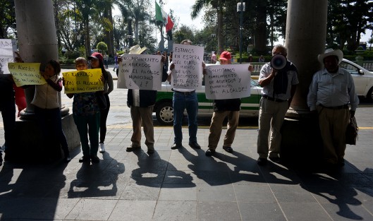 Un grupo de afiliados al VIVE armaron escándalo frente al Palacio Municipal de Xalapa, ahora contra un funcionario de Alumbrado Público, debido a que no les entregan una bodega, que supuestamente les autorizó el alcalde.