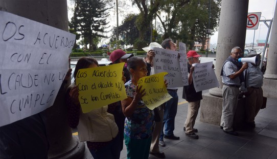 Un grupo de afiliados al VIVE armaron escándalo frente al Palacio Municipal de Xalapa, ahora contra un funcionario de Alumbrado Público, debido a que no les entregan una bodega, que supuestamente les autorizó el alcalde.