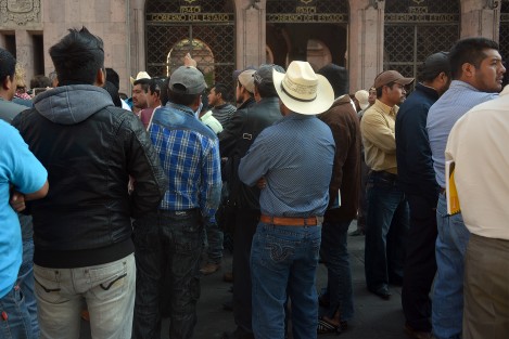 Artesanos y comerciantes de la Sierra de Zongolica acudieron en forma masiva para solicitar una reunión con el gobernador Miguel A. Yunes, para solicitar obras en materia de salud, ya que el mandatario estatal anda muy enfocado en el tema, y ellos no cuentan con abastecimiento de medicamentos, ni médicos ni clínicas. 