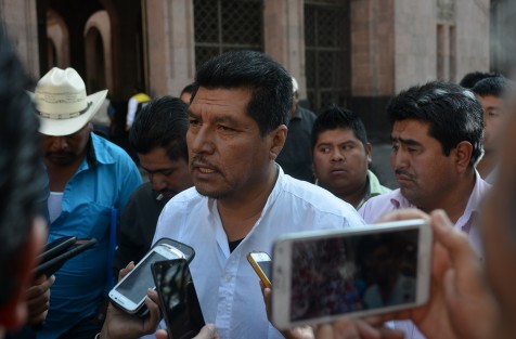 Artesanos y comerciantes de la Sierra de Zongolica acudieron en forma masiva para solicitar una reunión con el gobernador Miguel A. Yunes, para solicitar obras en materia de salud, ya que el mandatario estatal anda muy enfocado en el tema, y ellos no cuentan con abastecimiento de medicamentos, ni médicos ni clínicas. 