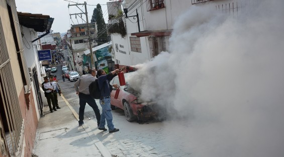 Un vehículo Chevrolet de modelo atrasado se incendió en la calle de Alfaro, zona centro de Xalapa, mismo que fue sofocado por vecinos y algunos elementos de la Fuerza Civil, ya que el Honorable Cuerpo de Bomberos o pudo llegar a tiempo debido al tráfico fuera de control.
