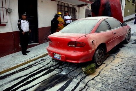 Afortunadamente el incidente no pasó a mayores, sin embargo la falta de apoyo de los elementos de Tránsito para con los Bomberos pudo derivar en una tragedia de tratarse de un accidente más grave. Ineficiencia de Tránsito continúa... otra cosa que no cambia. 