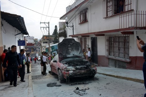Buen vecino, y bombero emergente y voluntario desde su ventana con manguera apoyó a sofocar el fuego. Y eso cuando nadie le apoyará para pagar el agua. 
