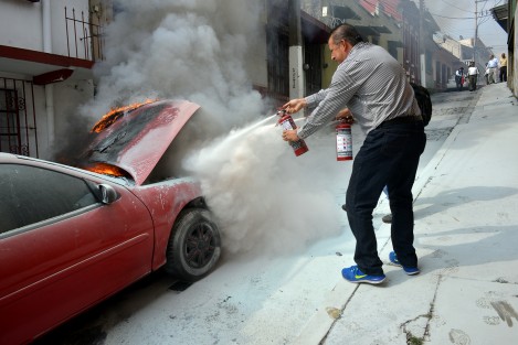 Un vehículo Chevrolet de modelo atrasado se incendió en la calle de Alfaro, zona centro de Xalapa, mismo que fue sofocado por vecinos y algunos elementos de la Fuerza Civil, ya que el Honorable Cuerpo de Bomberos o pudo llegar a tiempo debido al tráfico fuera de control.