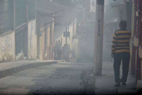 Un vehículo Chevrolet de modelo atrasado se incendió en la calle de Alfaro, zona centro de Xalapa, mismo que fue sofocado por vecinos y algunos elementos de la Fuerza Civil, ya que el Honorable Cuerpo de Bomberos o pudo llegar a tiempo debido al tráfico fuera de control.
