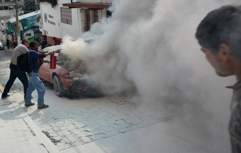 Un vehículo Chevrolet de modelo atrasado se incendió en la calle de Alfaro, zona centro de Xalapa, mismo que fue sofocado por vecinos y algunos elementos de la Fuerza Civil, ya que el Honorable Cuerpo de Bomberos o pudo llegar a tiempo debido al tráfico fuera de control.
