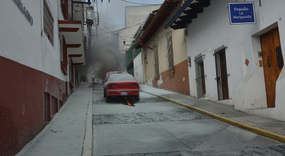 Un vehículo Chevrolet de modelo atrasado se incendió en la calle de Alfaro, zona centro de Xalapa, mismo que fue sofocado por vecinos y algunos elementos de la Fuerza Civil, ya que el Honorable Cuerpo de Bomberos o pudo llegar a tiempo debido al tráfico fuera de control.
