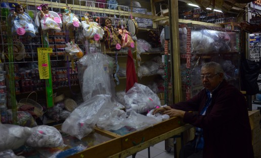 Don Zenen Flores Soto, dueño de uno de los puestos de más tradición en vestir Niños Dios en el mercado Jáuregui de Xalapa,  comentó que también a elllos les pegó la crisis de estos tiempos y pues esta temporada les fue mal, ya que fue muy poca gente la que acudió a vestir a sus niños.  