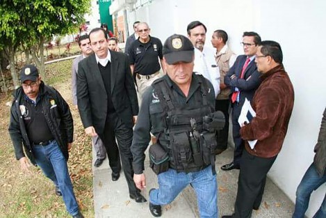  El ex secretario de Seguridad Pública, Arturo Bermúdez Zurita, fue detenido la mañana de este viernes, aunque hasta el momento se desconocen los motivos de su detención. Había acudido a una audiencia esta mañana en la sala dos de Pacho Viejo, mientras se encontraba esperando su turno le fue mostrada la orden de aprehensión y le fueron  leídos sus derechos.  