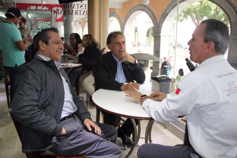 El gobernador Miguel Ángel Yunes, el Secretario de Educación estatal, Enrique Pérez, director general del Instituto Nacional de Infraestructura Física Educativa degustaron de un café antes de sostener una reunión en Palacio de Gobierno. 