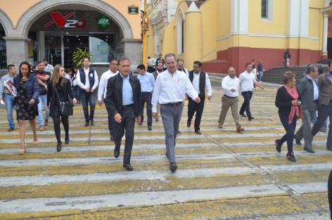 El Gobernador veracruzano Miguel Ángel Yunes Linares y Humberto Gutiérrez de la Garza, Director del INIFED se dieron su baño de pueblo por el centro de Xalapa, saludaron y se tomaron fotos con los transeúntes y recogieron peticiones. 