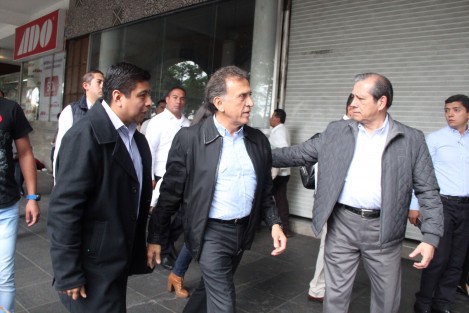 Miguel Ángel Yunes descartó que haya confrontación con la Secretaría de Salud federal en cuanto a sus denuncias por medicamentos falsificados; en el caso de las pruebas de VIH, dijo que se ha detectado el uso de 8-10 falsas, de 43 mil halladas por COFEPRIS, por lo que se pidió al gobierno estatal localizar las 23 mil restantes de las 70 mil pruebas falsas denunciadas por elgrupo Multisectorial.