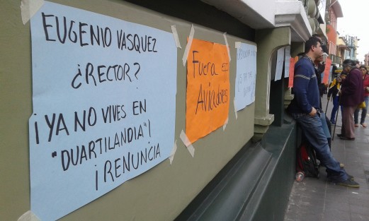Por tercer día continúan en protesta los trabajadores de Colver, mientras el rector afirma que no renuncia. 