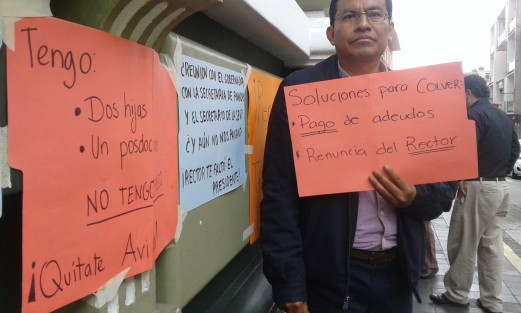 Por tercer día continúan en protesta los trabajadores de Colver, mientras el rector afirma que no renuncia. 