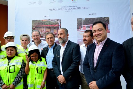 Los tres órdenes de gobierno, unidos, debemos coordinar acciones para trabajar por la educación, para hacer más eficiente el servicio público y dar mejores resultados, aseguró el alcalde Américo Zúñiga Martínez al acompañar al gobernador Miguel Ángel Yunes Linares y al Director del Instituto Nacional de la Infraestructura Física Educativa (Inifed), Héctor Gutiérrez de la Garza, en su visita a la Secundaria General Número 7 Niños Héroes de Chapultepec.
 