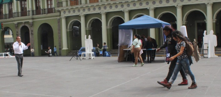 Ni madres solteras, ni diabéticos, ni desempleados, pasaron hoy por la Plaza Lerdo, pues ni quien atendiera el discurso de Antonio Luna.  Y dice que reunirá 17 mil firmas de apoyo para ser candidato independiente.  