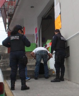 Cateo a transeunte con mochila a ver si es de los que asaltan gasolineras. 