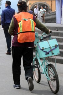 Ante la falta de empleo formal, las mujeres buscán cómo pedaearle. 