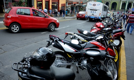Ante el incremento a la gasolina, muchos son los que han optado por utilizar las motocicletas, desgraciadamente muchas circulan sin placas, los conductores sin casco y en algunos casos conmmás de dos tripulantes. Este sábado nuevamente el gobernador anuncia que iniciará el ordenamiento de transporte. 