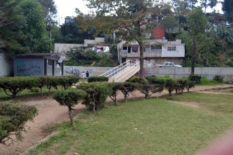 Después de muchos años, vecinos de las calle Obreros de la colonia Veracruz y UNE PRIO fueron escuchados, y aunque sea a medias les fue construido el amurallamiento del arroyo Papas, así como un pequeño puente.