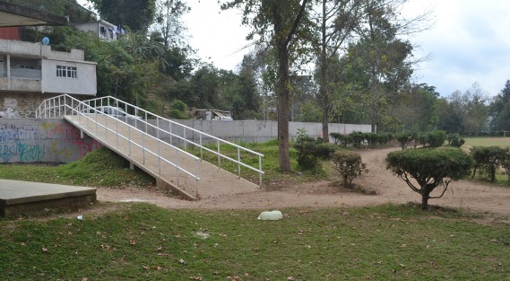 A la obra le faltaron como 100 metros para poder ser terminada, lo que deja la duda de si los recursos no llegaron completos o alguien de la federación o SEFIPLAN se los llevó.
