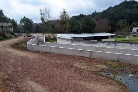 Después de muchos años, vecinos de las calle Obreros de la colonia Veracruz y UNE PRIO fueron escuchados, y aunque sea a medias les fue construido el amurallamiento del arroyo Papas, así como un pequeño puente.
