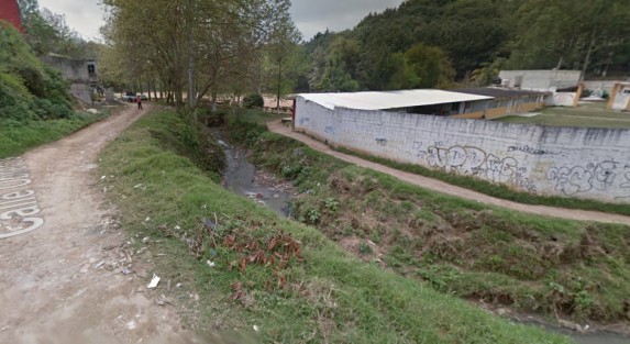 Después de muchos años, vecinos de las calle Obreros de la colonia Veracruz y UNE PRIO fueron escuchados, y aunque sea a medias les fue construido el amurallamiento del arroyo Papas, así como un pequeño puente.
