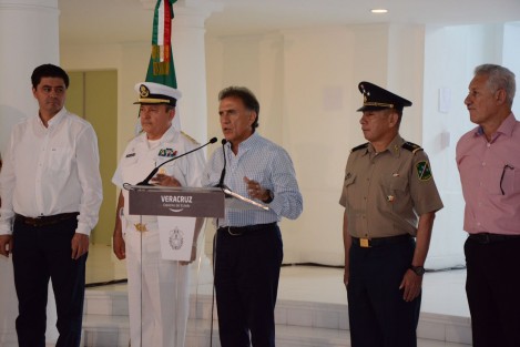 En conferencia de prensa en el edificio de la Primera Región Naval, ubicada en Marina Mercante del Puerto de Veracruz, el gobernador Miguel Ángel Yunes Linares sentenció a los bancos, asegurando que son ellos los que se tienen que hacer cargo de la seguridad de sus clientes e instalaciones, por lo que dio un plazo de tres semanas para proceder a la  cancelación de sucursales que no  cuenten con seguridad.