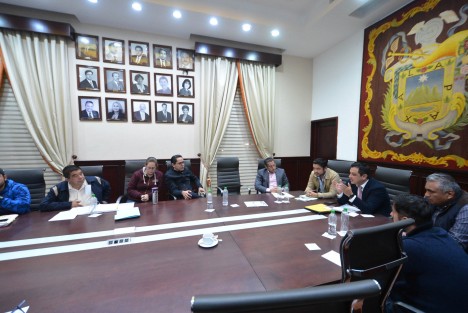Al sostener una reunión de trabajo con vecinos del fraccionamiento Lomas de Santa Fe Homex, el alcalde Américo Zúñiga Martínez refrendó el compromiso de su administración por lograr acuerdos que deriven en certidumbre jurídica a las familias que hoy contribuyen al desarrollo económico y social de la ciudad.