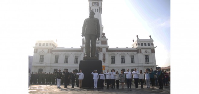 En el Puerto de Veracruz se llevó a cabo la ceremonia de conmemoración del centenario de la promulgación de la Constitución de 1917. El evento tuvo lugar en la explanada del Faro Venustiano Carranza y participaron la Sexta Región Militar y la Primera Región Naval. 