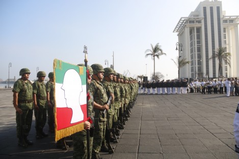 En el Puerto de Veracruz se llevó a cabo la ceremonia de conmemoración del centenario de la promulgación de la Constitución de 1917. El evento tuvo lugar en la explanada del Faro Venustiano Carranza y participaron la Sexta Región Militar y la Primera Región Naval. 