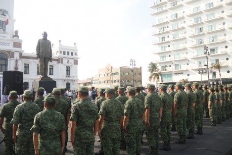 En el Puerto de Veracruz se llevó a cabo la ceremonia de conmemoración del centenario de la promulgación de la Constitución de 1917. El evento tuvo lugar en la explanada del Faro Venustiano Carranza y participaron la Sexta Región Militar y la Primera Región Naval.  