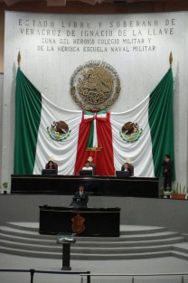 La LXIV Legislatura del Congreso del Estado conmemoró en sesión solemne el C Aniversario de la Constitución de 1917, misma a la que acudieron funcionarios de diversos ámbitos, familiares de Constiuyentes veracruzanos y público en general. Fue notoria la ausencia de algunos diputados, mismos que juraran ante la Constitución al asumir su cargo. 