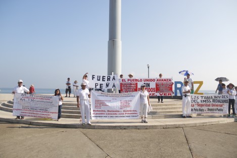 Trabajadores en activo y jubilados del IMSS, realizaron una protesta en el boulevard Manuel Ávila Camacho de la conurbación Veracruz-Boca del Río, contra de la universalidad de los servicios de salud pública que pretende realizar el gobierno federal.