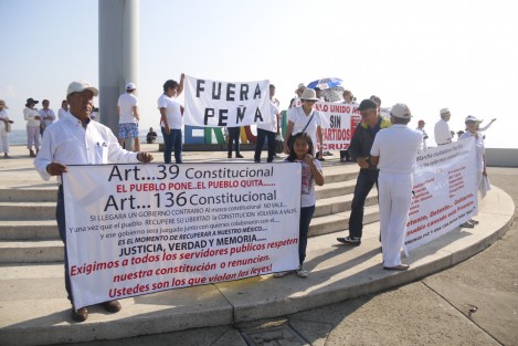 Trabajadores en activo y jubilados del IMSS, realizaron una protesta en el boulevard Manuel Ávila Camacho de la conurbación Veracruz-Boca del Río, contra de la universalidad de los servicios de salud pública que pretende realizar el gobierno federal.  Los inconformes temen que con estos ajustes se pierdan fuentes de empleo y se dejen de percibir prestaciones.