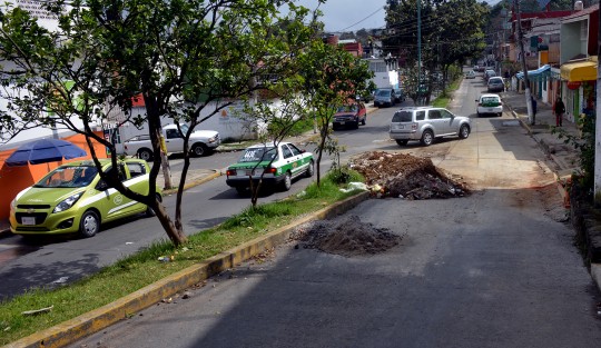 Desde hace 10 días, trabajadores  de CMAS dejaron los escombros de una reparación que realizaron sobre la calle prolongación Villahermosa,  por lo cual los vehículos que por ahí circulan lo debe de hacer  en doble sentido, poniendo  en riesgo a peatones y automovilistas que por ahí circulan.  