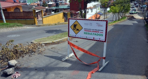 Desde hace 10 días, trabajadores  de CMAS dejaron los escombros de una reparación que realizaron sobre la calle prolongación Villahermosa,  por lo cual los vehículos que por ahí circulan lo debe de hacer  en doble sentido, poniendo  en riesgo a peatones y automovilistas que por ahí circulan.  