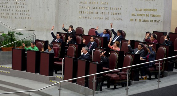 La LXIV Legislatura del Congreso del Estado conmemoró en sesión solemne el C Aniversario de la Constitución de 1917, misma a la que acudieron funcionarios de diversos ámbitos, familiares de Constiuyentes veracruzanos y público en general. Fue notoria la ausencia de algunos diputados, mismos que juraran ante la Constitución al asumir su cargo. 