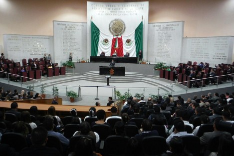 La LXIV Legislatura del Congreso del Estado conmemoró en sesión solemne el C Aniversario de la Constitución de 1917, misma a la que acudieron funcionarios de diversos ámbitos, familiares de Constiuyentes veracruzanos y público en general. Fue notoria la ausencia de algunos diputados, mismos que juraran ante la Constitución al asumir su cargo. 