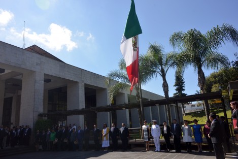 Con la presencia de  representantes del Poder Judicial, del Ejecutivo, militares del Ejército Mexicano, diputados integrantes de la Legislatura y familiares de los Constituyentes de 1917  conmemoraron el centenario de las Constituciones Políticas de México y de Veracruz. 