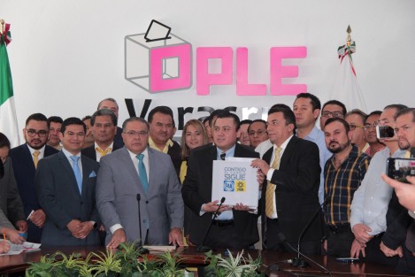 Este domingo los dirigentes estatales del PAN, Jesús Mancha, y del PRD, Jesús Alberto Velázquez Flores, presentaron ante el OPLE la solicitud de registro de la coalición <em>Contigo, el cambio sigue</em> con la que planean participar en las próximas elecciones para alcaldías. 