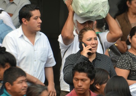 Debido a la nutrida concurrencia y fallas en la logística del evento, algunos de los invitados especiales a la firma del acuerdo, no pudieron acceder hasta el templete. 