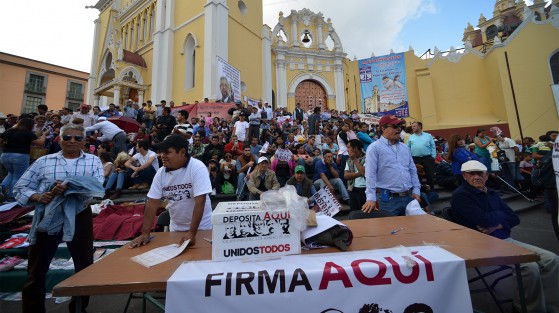 En diversos puntos se colocaron mesas para que la gente también firmara el Acuerdo de Unidad. 