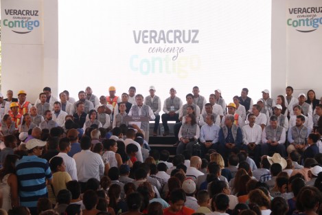 El gobernador de Veracruz, Miguel Ángel Yunes Linares, puso en marcha el programa de desarrollo social <em>Veracruz Comienza Contigo</em> en la colonia Predio Uno. Al mandatario lo acompañaron secretarios de su gabinete. 