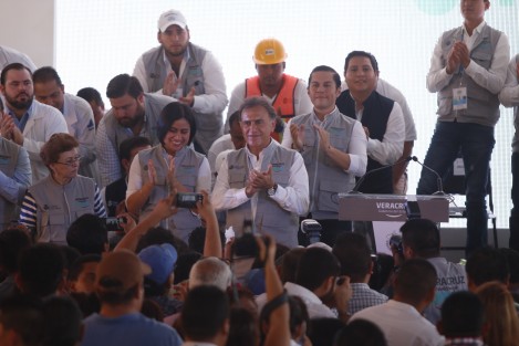 No faltaron aquellos futuros beneficiarios que recordaron el inicio del programa <em>Adelante</em> de la administración pasada, pues incluso de recurrió a uniformar a los funcionarios con chalecos.  