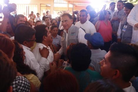 Otro de los cuestionamientos es que el programa <em>Veracruz Comienza CONTIGO</em> arranque justamente al anunciarse la alianza PAN- PRD para las próximas elecciones con el nombre de <em>CONTIGO el cambio sigue </em>.  