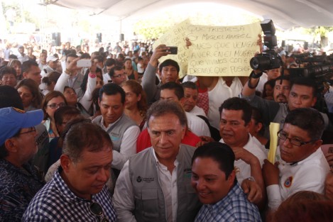 El gobernador de Veracruz, Miguel Ángel Yunes Linares, puso en marcha el programa de desarrollo social Veracruz Comienza Contigo en la colonia Predio Uno. Al mandatario lo acompañaron secretarios de su gabinete.
